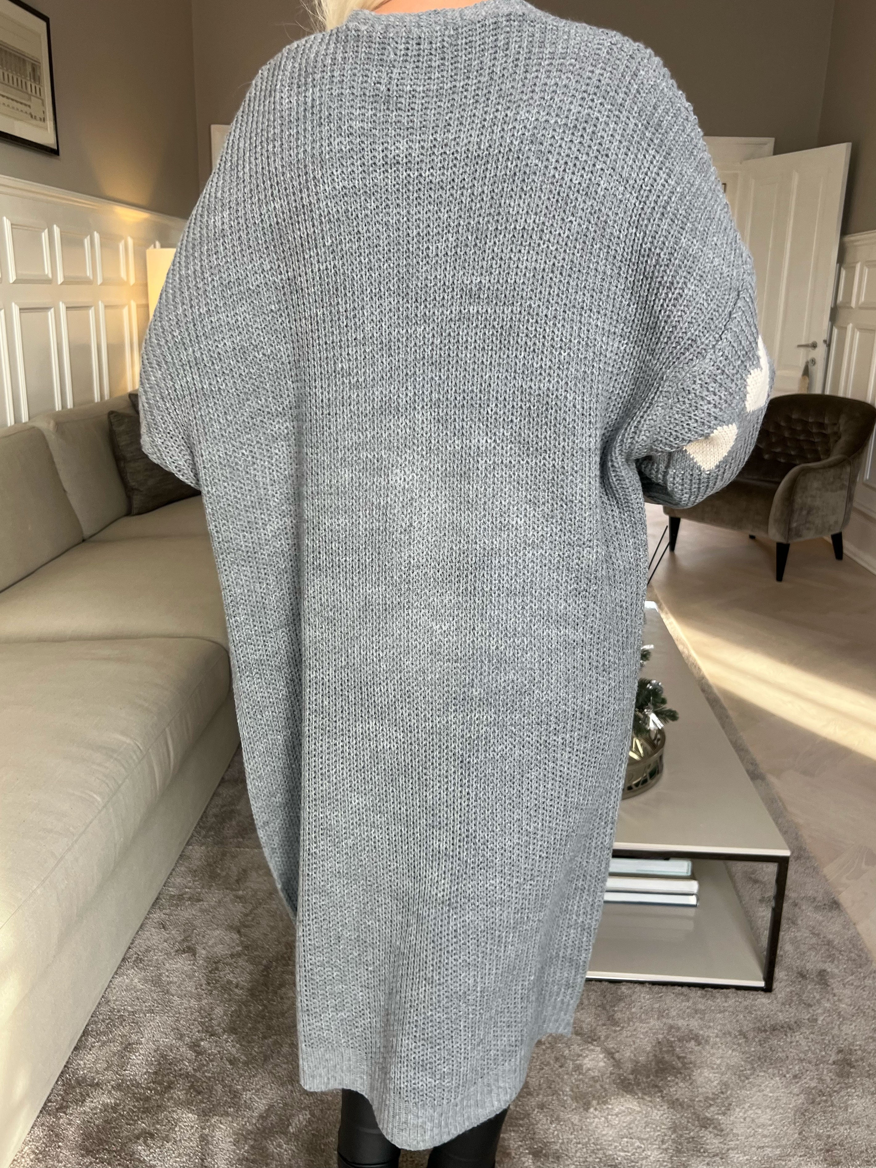 Grace - Lång stickad kofta med hjärtan och ballongärmar